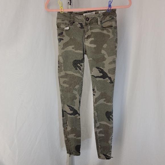 Bullhead Pants - Bullhead Denim Co Camouflage Skinny Jeans, Junior's size 1, ankle zippers